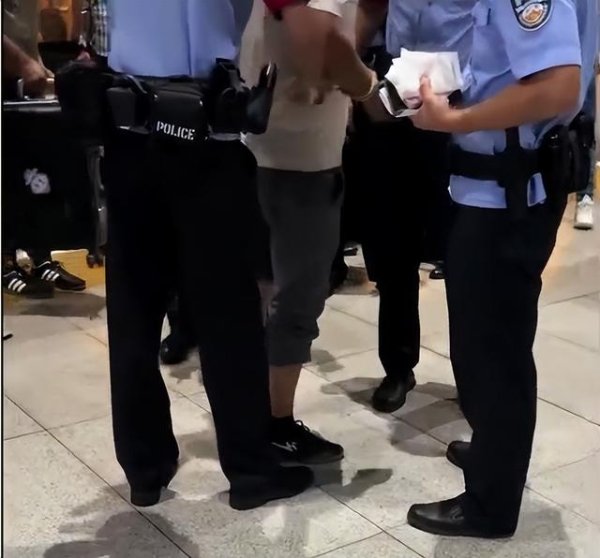 富兴配资端 男子高铁车厢吞云吐雾，遭举报被民警戴铐带走；12306回应：高铁上吸烟违法，严重将导致列车停驶